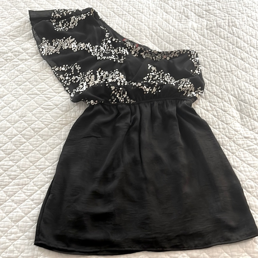 Size M. One shoulder short dress.